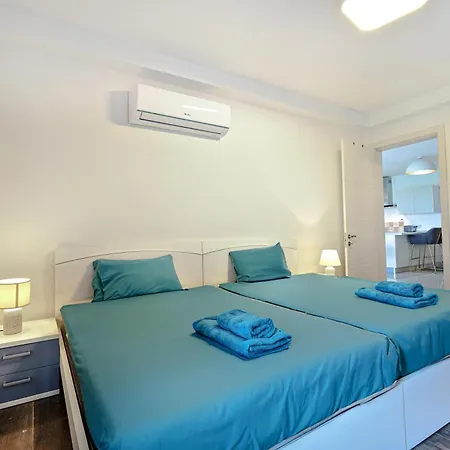 Spacious 2bd With Large Front Balcony & Country Views - Close To Sea Apartmán