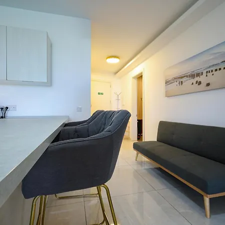 Spacious 2bd With Large Front Balcony & Country Views - Close To Sea Apartmán
