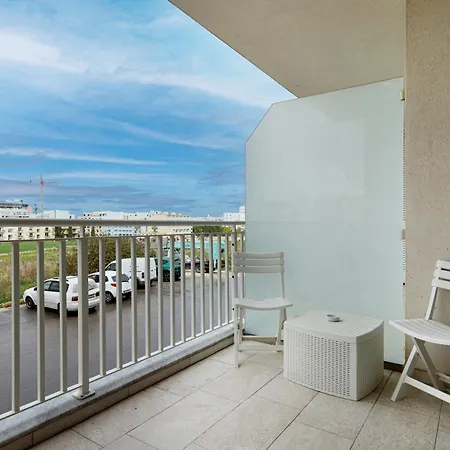 Spacious 2bd With Large Front Balcony & Country Views - Close To Sea Apartmán *