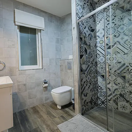 Spacious 2bd With Large Front Balcony & Country Views - Close To Sea Apartmán *