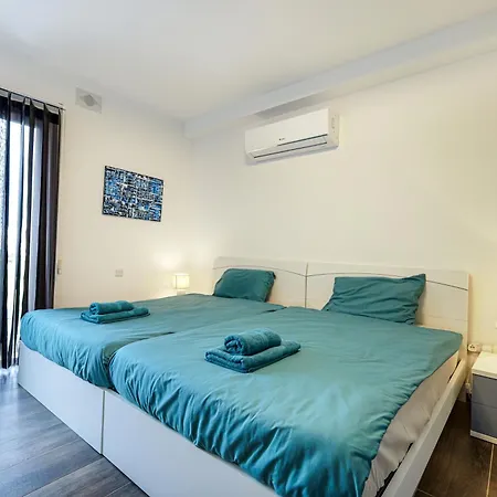 Apartment Spacious 2bd With Large Front Balcony & Country Views - Close To Sea *