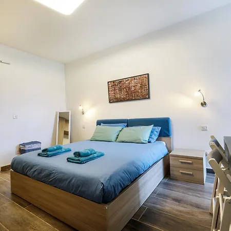 Apartman Spacious 2bd With Large Front Balcony & Country Views - Close To Sea