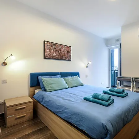 Spacious 2bd With Large Front Balcony & Country Views - Close To Sea *