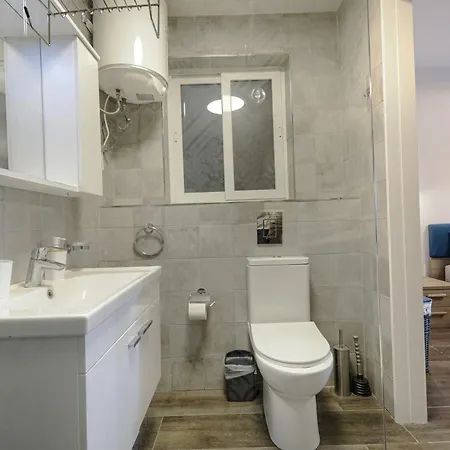 Spacious 2bd With Large Front Balcony & Country Views - Close To Sea