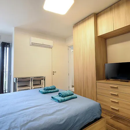 Spacious 2bd With Large Front Balcony & Country Views - Close To Sea Apartament