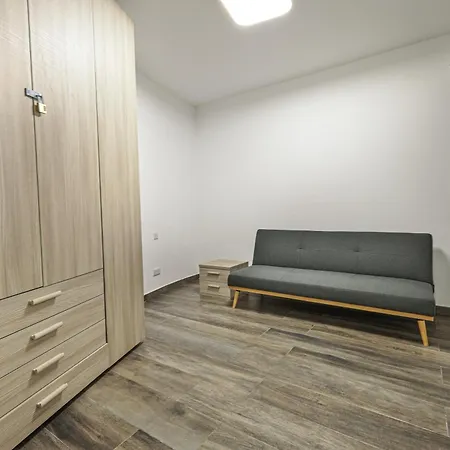Spacious 2bd With Large Front Balcony & Country Views - Close To Sea Apartament