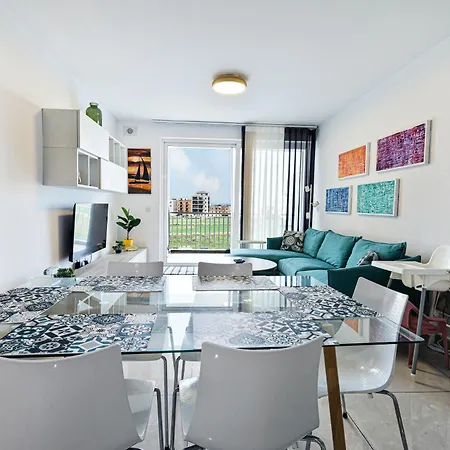 Spacious 2bd With Large Front Balcony & Country Views - Close To Sea Apartman