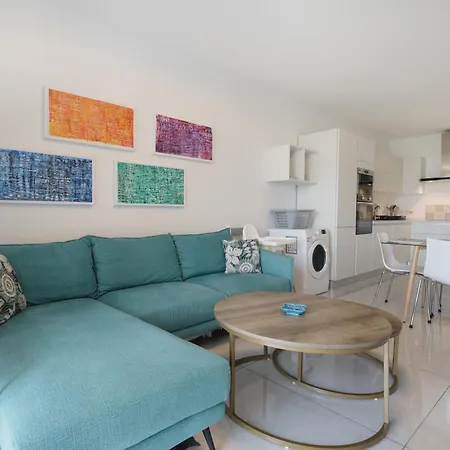 Apartment Spacious 2bd With Large Front Balcony & Country Views - Close To Sea *
