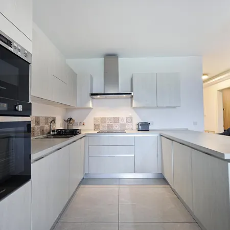 Apartament Spacious 2bd With Large Front Balcony & Country Views - Close To Sea *