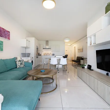 Spacious 2bd With Large Front Balcony & Country Views - Close To Sea Apartament *