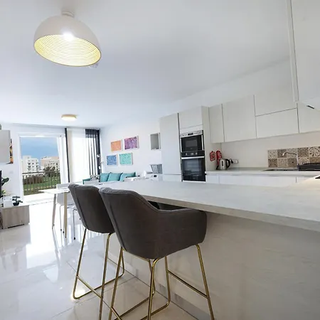 Apartment Spacious 2bd With Large Front Balcony & Country Views - Close To Sea